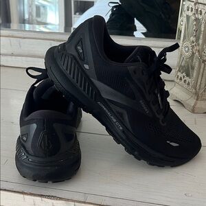 Brooks women’s Black Athletic Shoes